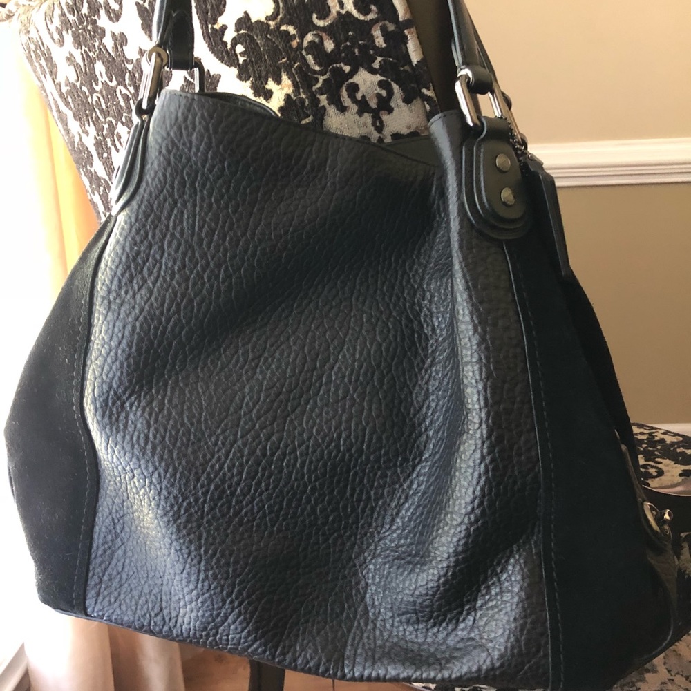 Edie Shoulder Bag 42/BLK/Dark Gunmetal